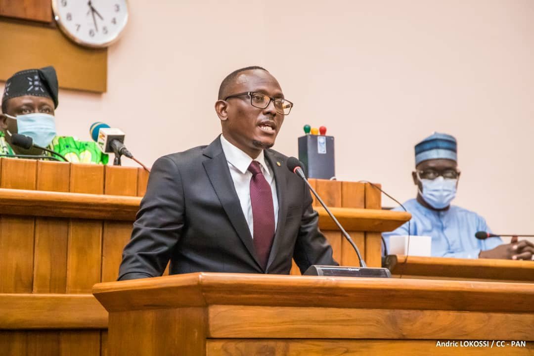 Le président de la CBDH, Isidore Clément Capo-Chichi lors d'une présentation à l'Assemblée nationale du Bénin. © CC-PAN