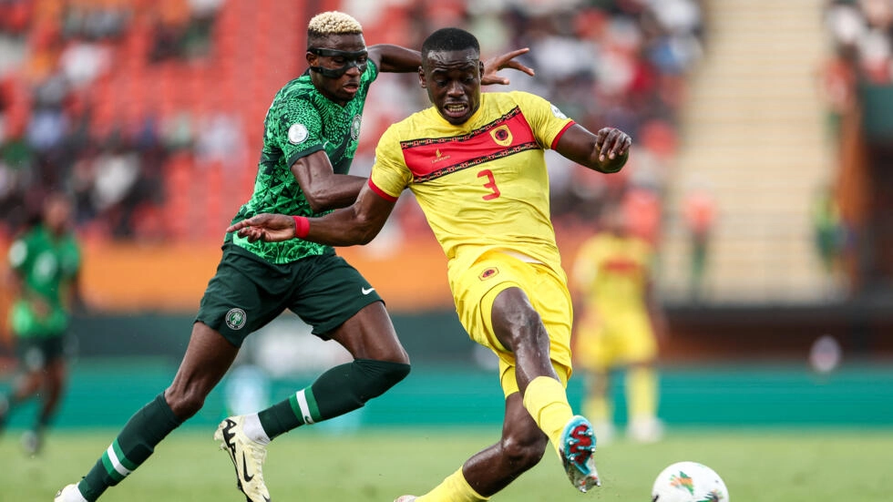 L'attaquant nigérian Victor Osimhen en duel avec un joueur angolais lors des quarts de finale de la Can 2023.