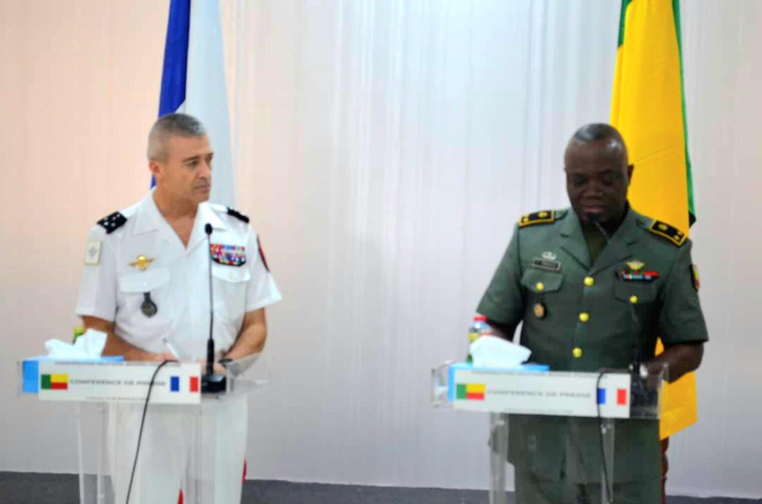 Le chef d'état-major de l'armée française, le général Thierry Burkhard et son homologue béninois, le général Fructueux Gbaguidi à Cotonou