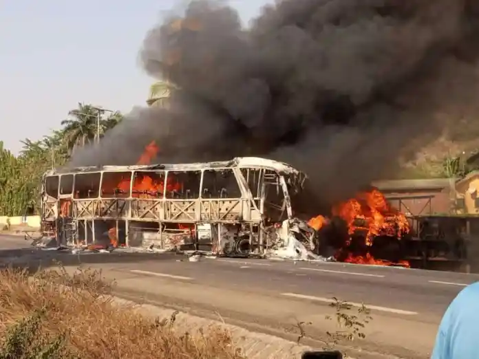 Le bus transportant des passagers de Parakou vers Cotonou en feu Dassa