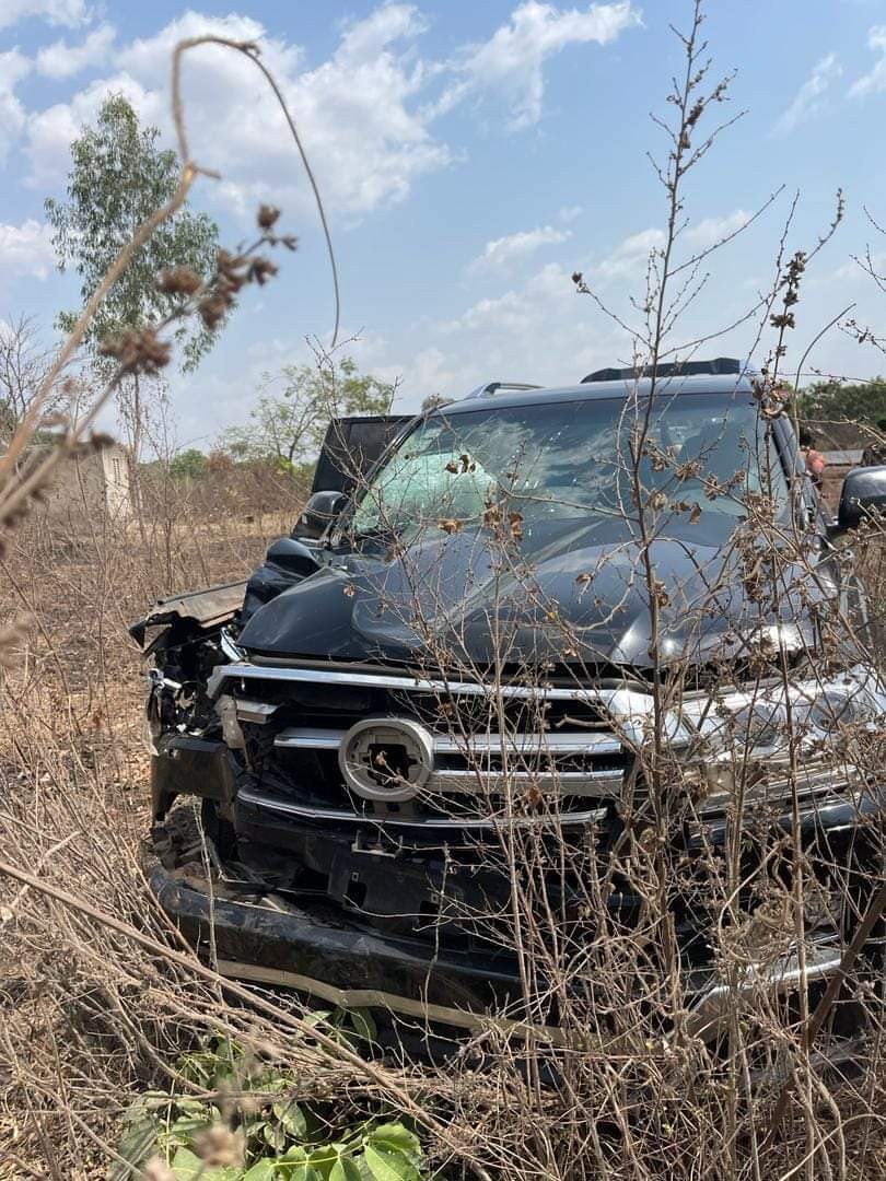 La voiture accidentée du maire Luc Atrokpo