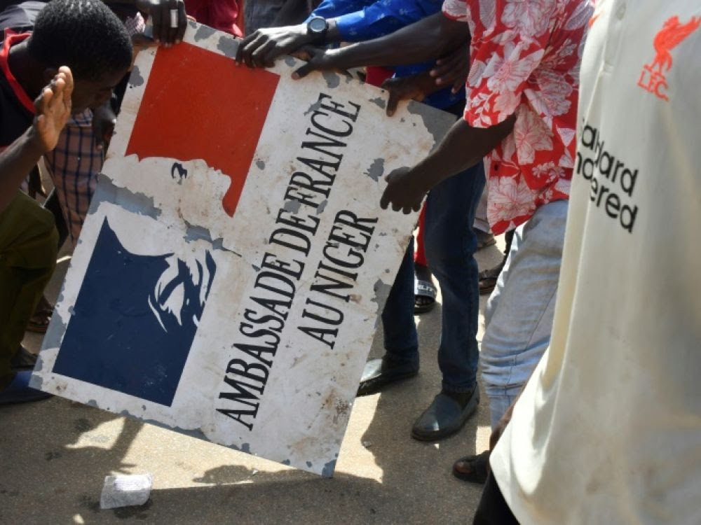 Des manifestants devant l'ambassade de France au Niger