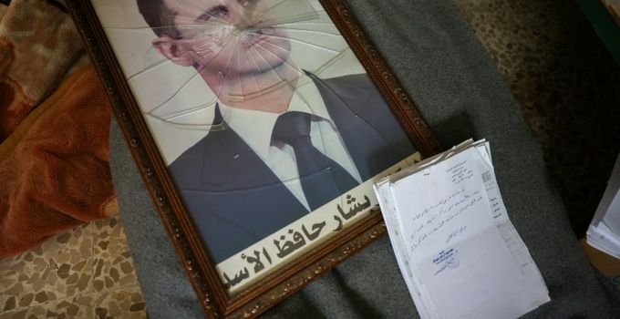 La photo du président renversé Bachar al-Assad saccagée