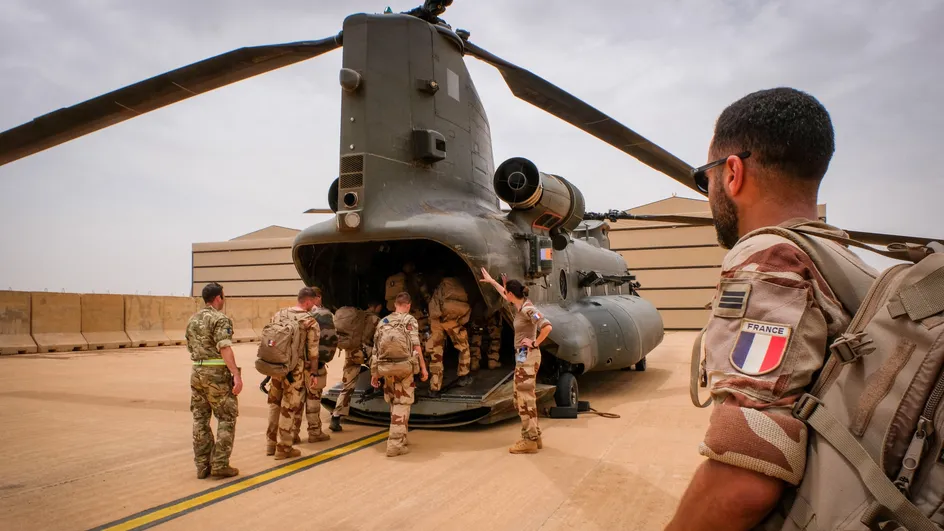 Un hélicoptère de transport de la Royal Air Force (Royaume-Uni) venu soutenir les opérations antiterroristes françaises au Mali, à Gao, le 22 août 2018. © Fred Marie / Hans Lucas / Hans Lucas via AFP