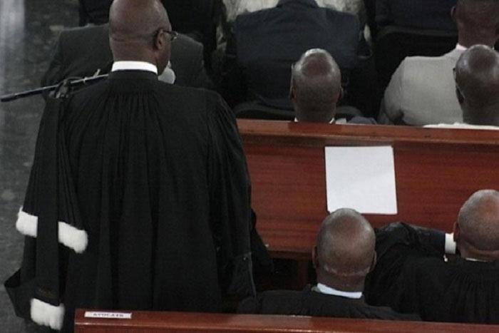 Des avocats plaidant lors d'un procès. Image d'illustration
