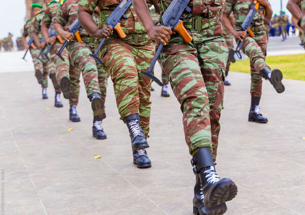 Des militaires béninois lors d'un défilé à Cotonou. Images d'illustration