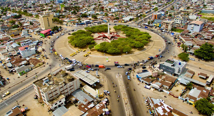 Vue de l'Etoile rouge de Cotonou depuis le ciel. Image d'illustration