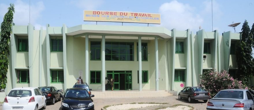 Intérieur de la Bourse du travail au Bénin