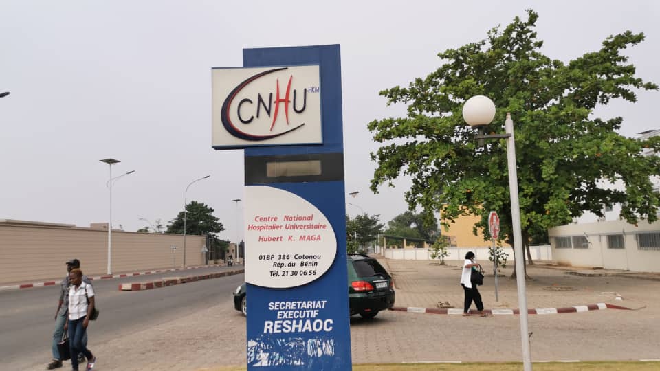Entrée Centre national hospitalier universitaire Hubert Koutoukou Maga de Cotonou (CNHU-HKM).