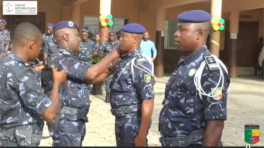 Le Directeur général de la police républicaine, Brice Allowanou portant des galons aux nouveaux officiers