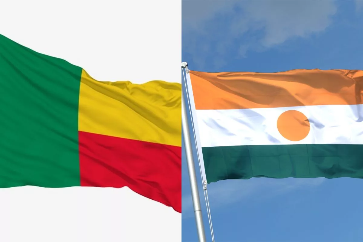 Des drapeaux du Bénin et du Niger