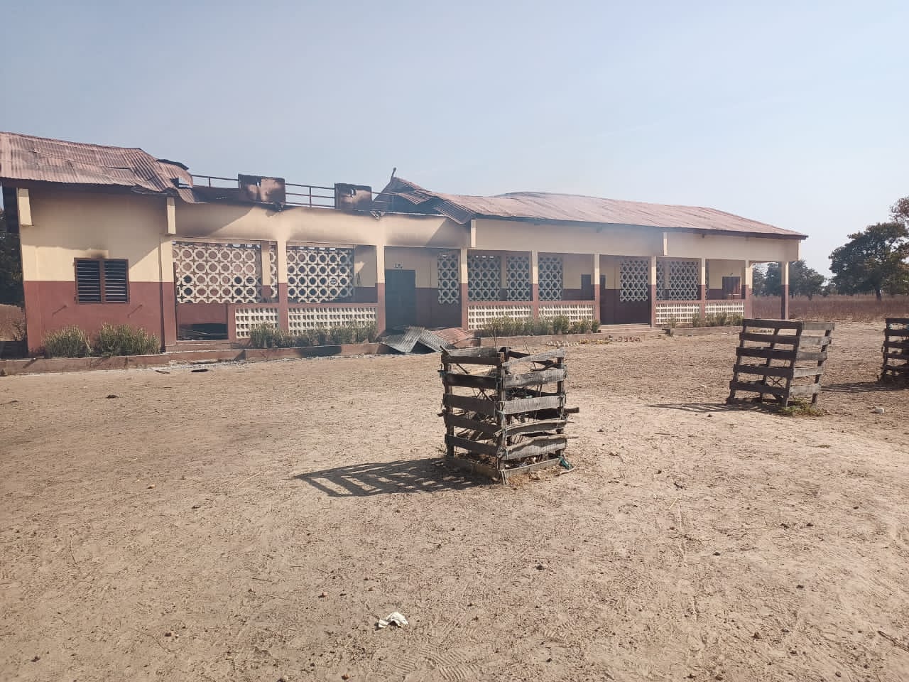 Une salle de classe incendiée par des individus armés à l'Epp de Guimbagou à Banikoara, Bénin.