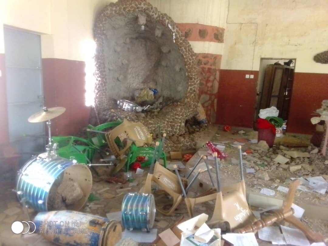 Une image de l'intérieur de l'église saccagé et détruit par un homme fou