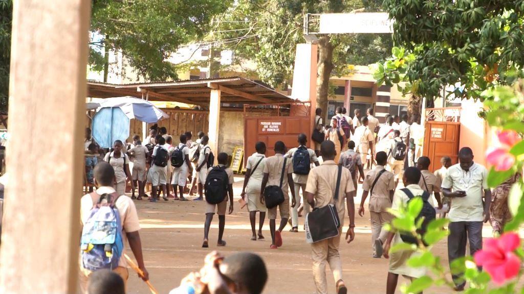 Des élèves dans la cour d'un collège au Bénin. Illustration