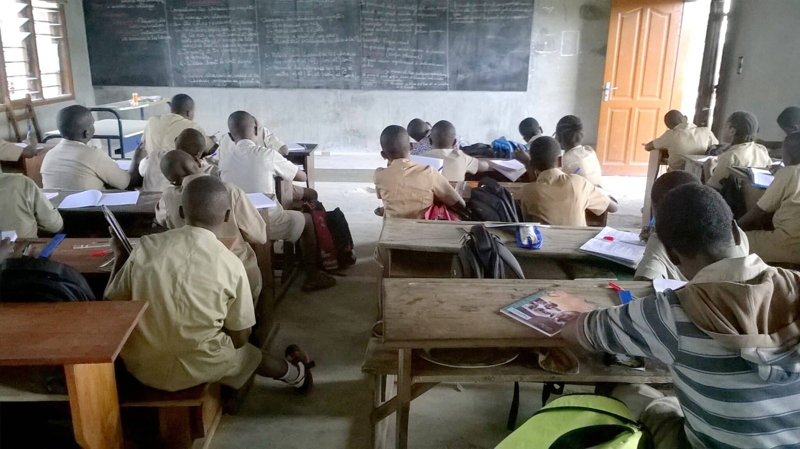 Des élèves dans une salle de classe. Image d'illustration