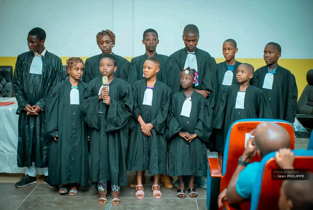 Des enfants initiés aux systèmes de justice lors du programme de la fondation Junior Deguénon