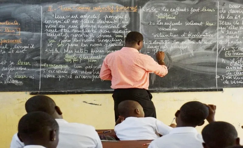 Un enseignant en situation de classe. Image d'illustration