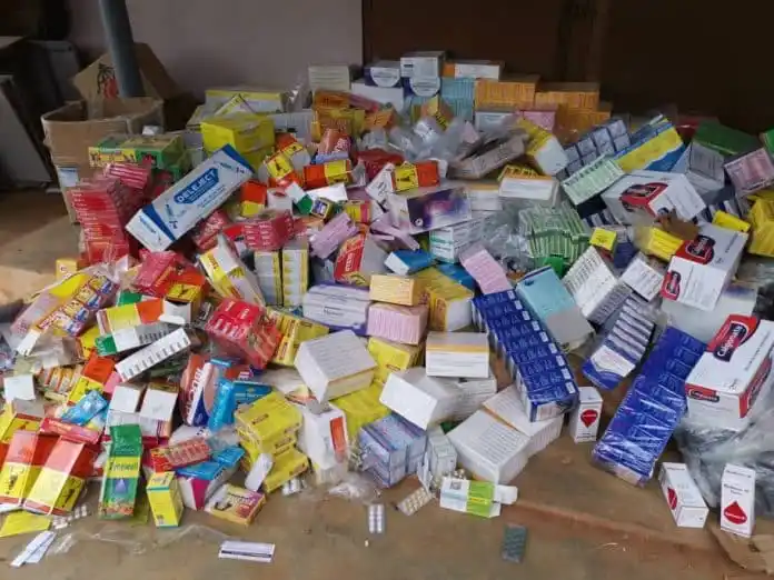 03 personnes arrêtées par la police lors de la saisie de près de 500 kg de faux médicaments à Ekpè