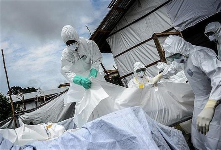 Des médecins transportant le corps d'un homme mort de la fièvre Lassa au Nigeria