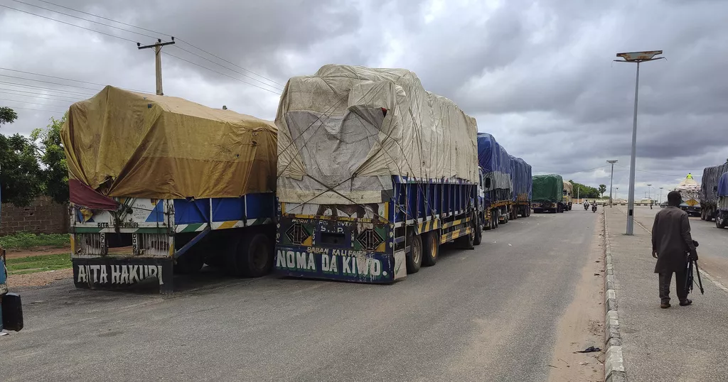 Des camions bloqués à la frontière entre le Bénin et le Niger.