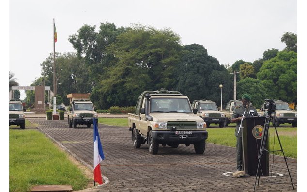 Le général Fructueux Gbaguidi faisant son discours devant les véhicules offerts par la France.