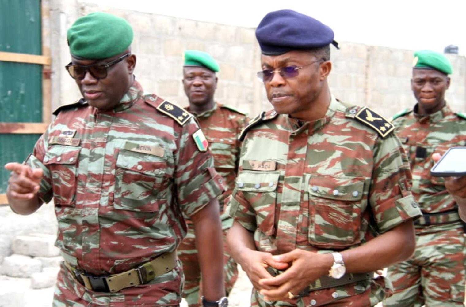Le chef d'état-major de l'armée béninoise, le général Fructueux Gbaguidi et le général Bertin Bada à Cotonou