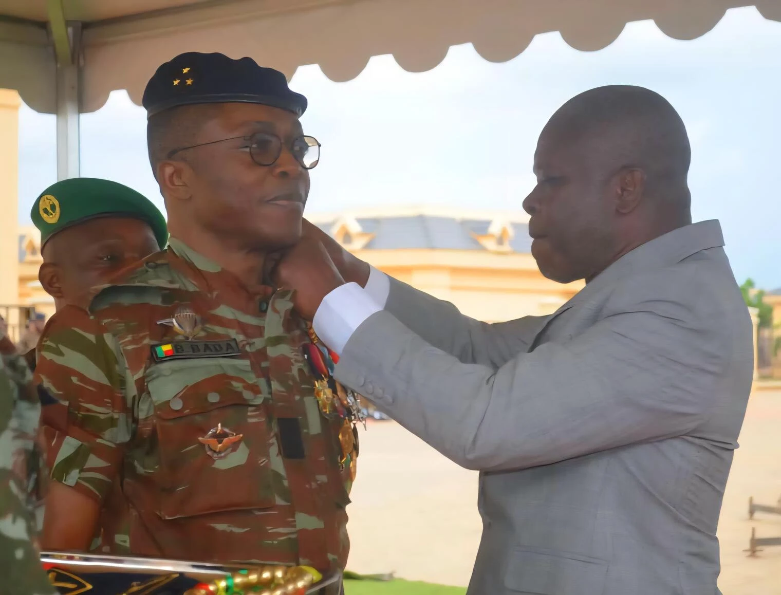 Bertin Bada porte son nouveau galon et devient le premier Général de corps aérien