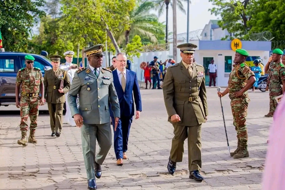Le patron de l'Armée béninoise, le Général Fructueux Gbaguidi et le commandant des Forces américaines en Afrique, le général Michael Langley à Cotonou. ©