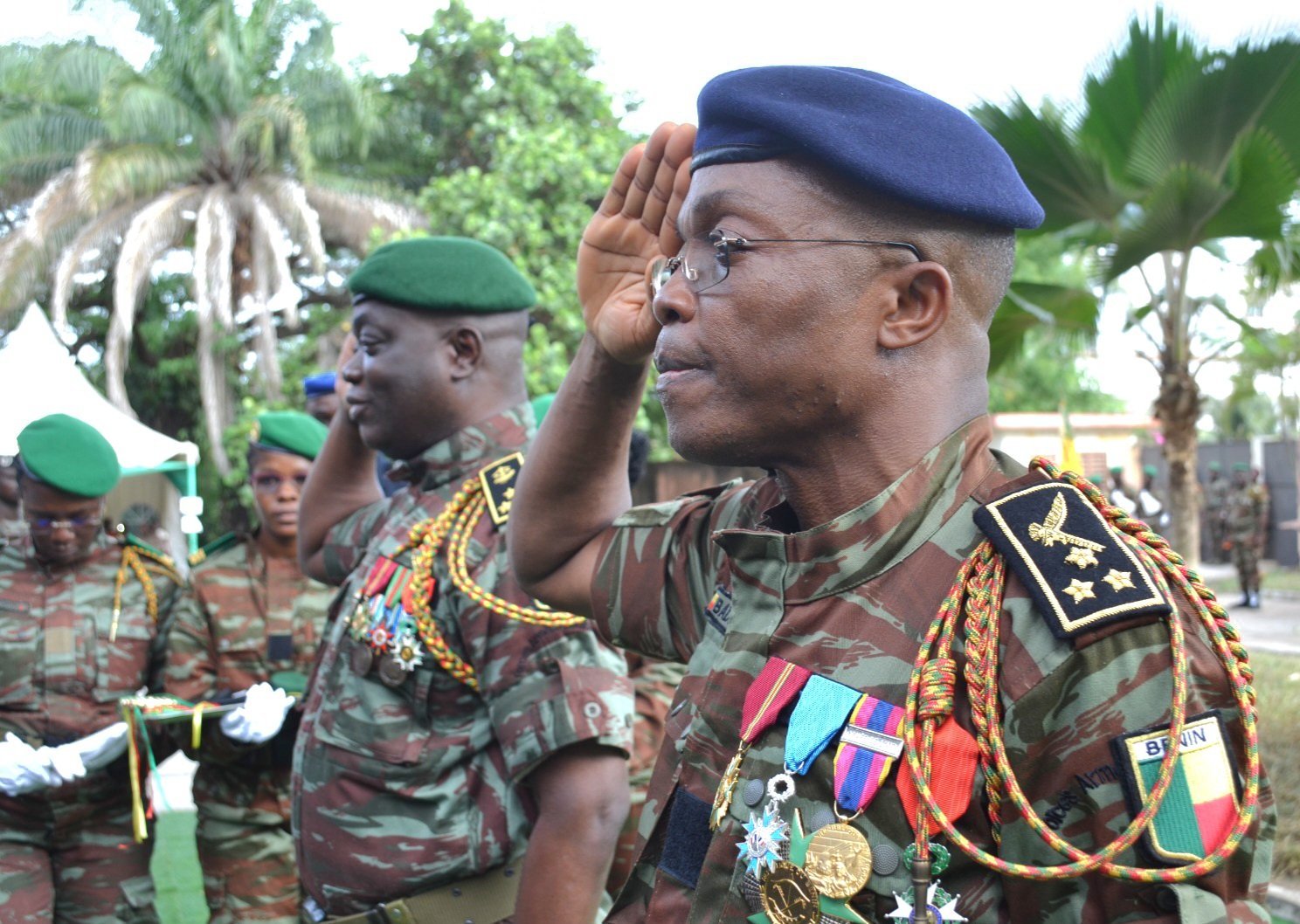 Des généraux de l'armée béninoise portent leurs nouveaux galons.