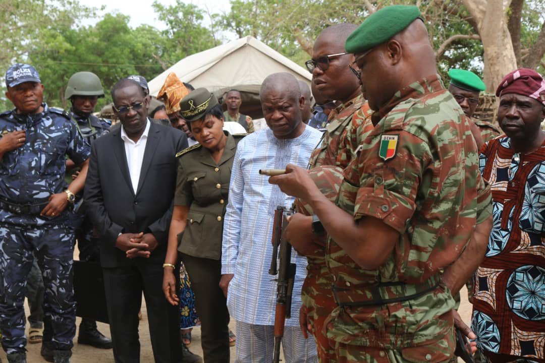 Des membres du gouvernement béninois en déplacement à Kaobagou. © Présidence du Bénin