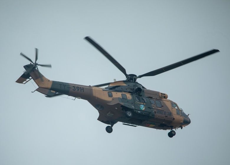 Un hélicoptère de l'armée béninoise lors du défilé du 1er août 2023