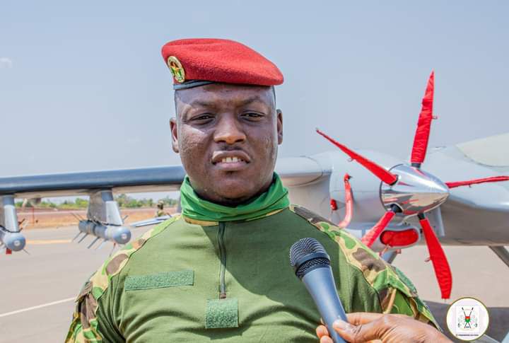 Le capitaine Ibrahim Traoré, président de la Transition au Burkina Faso remettant les nouveaux drones à l'armée.
