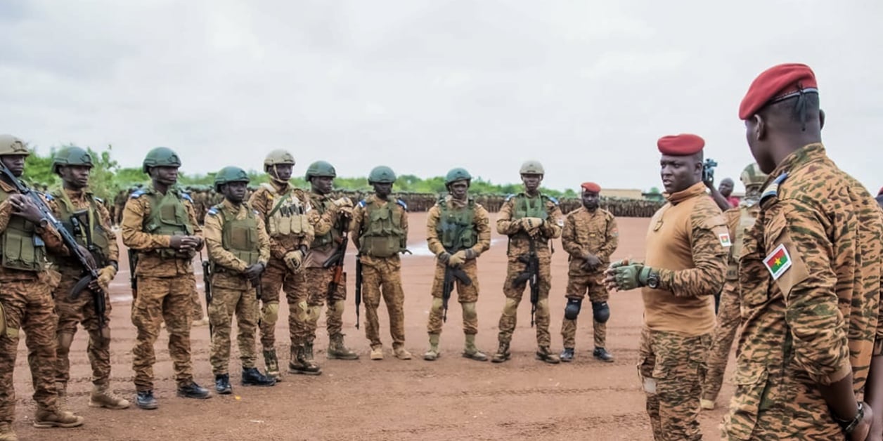 Le capitaine Ibrahim Traoré et des militaires de sa garde rapprochée