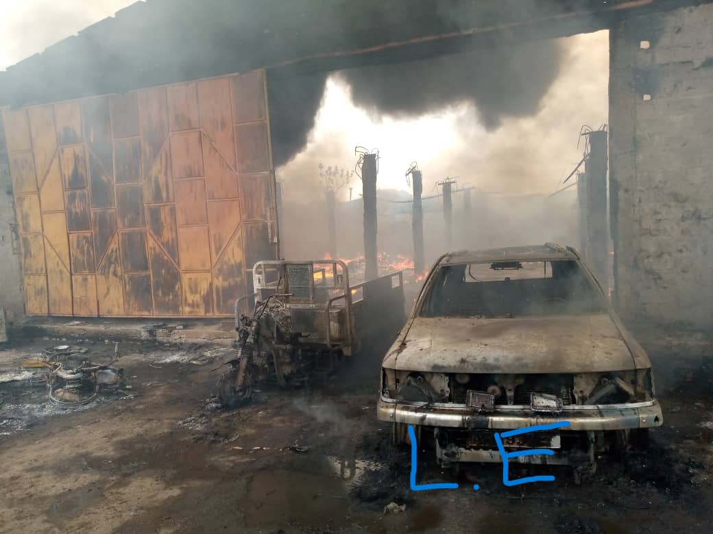 Les images de l'incendie d'un dépôt d'essence ce samedi 23 septembre 2023 à Sèmè, près de la frontière avec le Nigéria