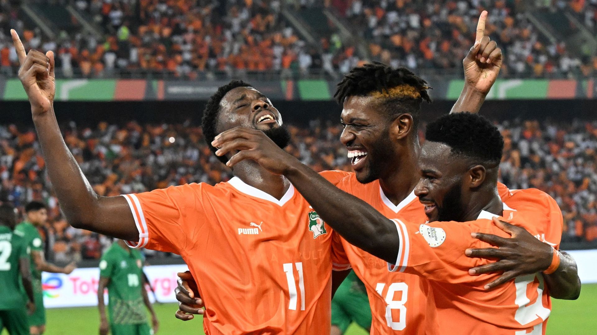Des joueurs de l'équipe de Côte d'Ivoire célébrant leur victoire