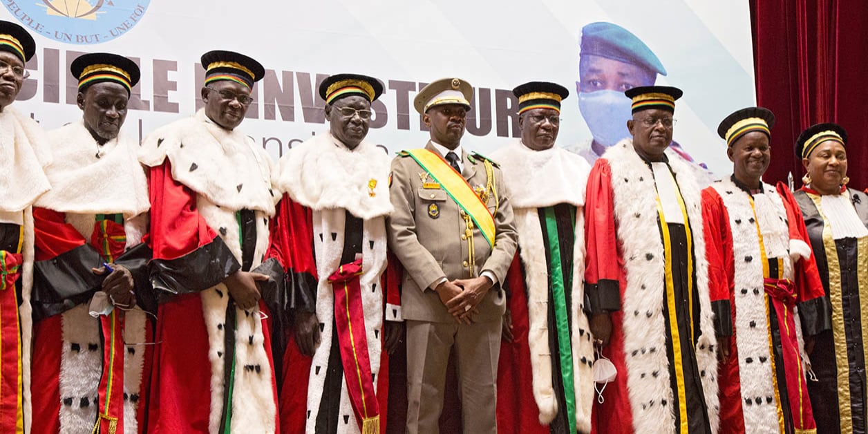 Des juges de la Cour constitutionnelle du Mali et le président Assimi Goïta.