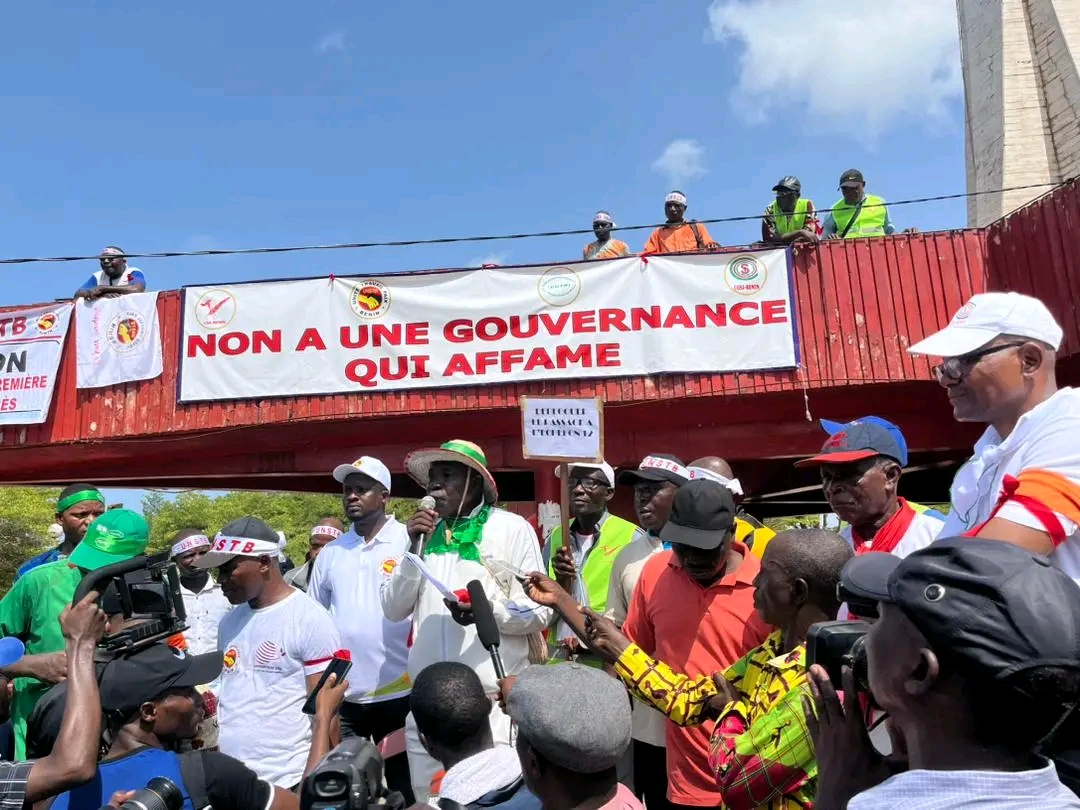 Des responsables syndicaux font des déclarations devant la presse lors de la marche contre la cherté de la vie à l'Etoile Rouge Cotonou. ©Bip Radio