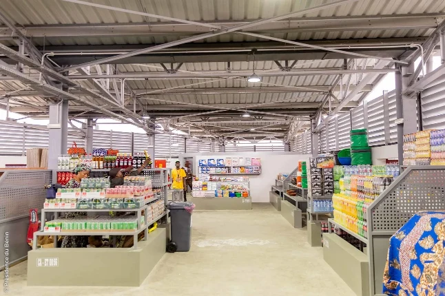 Intérieur d'un marché urbain à Cotonou