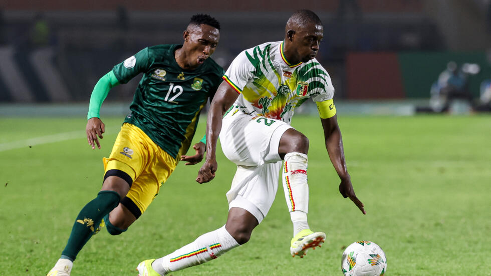 Des joueurs du Mali et de l'Afrique disputant le ballon lors de la Can 2023