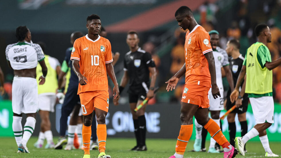 Des joueurs marchant sur le terrain lors du match Nigeria vs Côte d'Ivoire