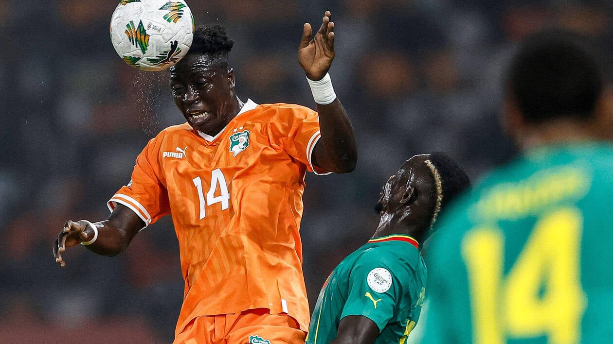 Des joueurs ivoiriens et sénégalais s'affrontent lors du match des huitièmes de finale de la Can 2023
