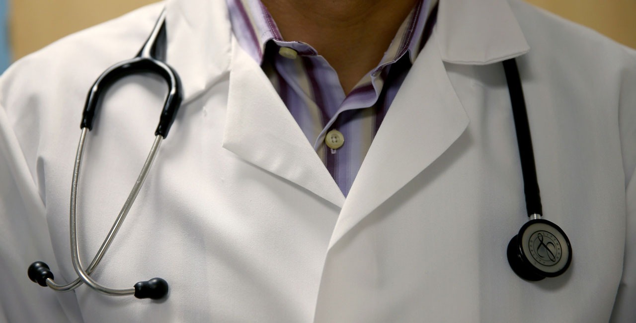 Médecin en blouse. Image d'illustration