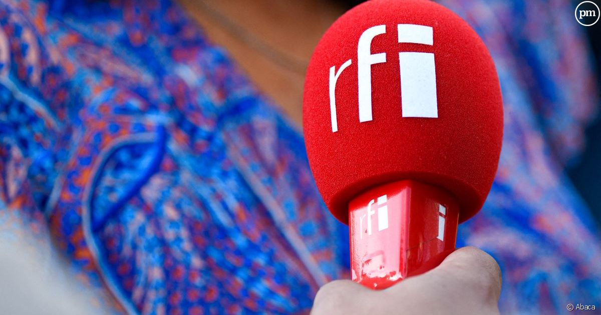 Une journaliste tenant le micro de RFI. Image d'illustration