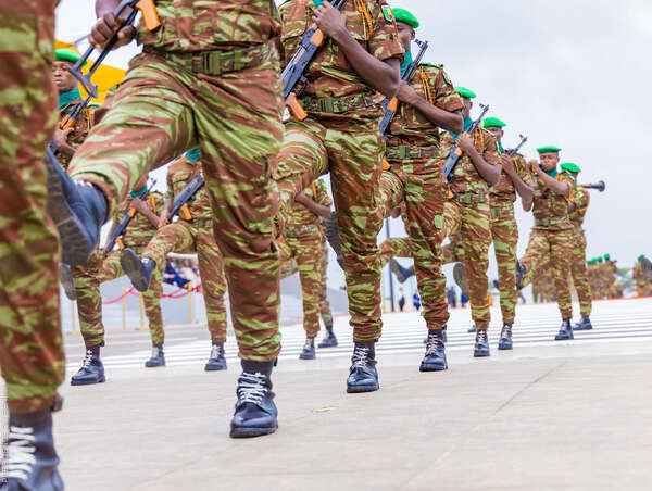 Des militaires lors d'un défilé à Cotonou