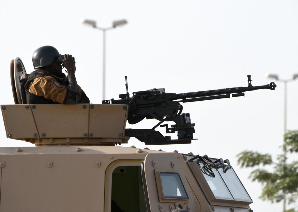 Un militaire dans un blindé de l'armée au Burkina Faso. Image d'illustration
