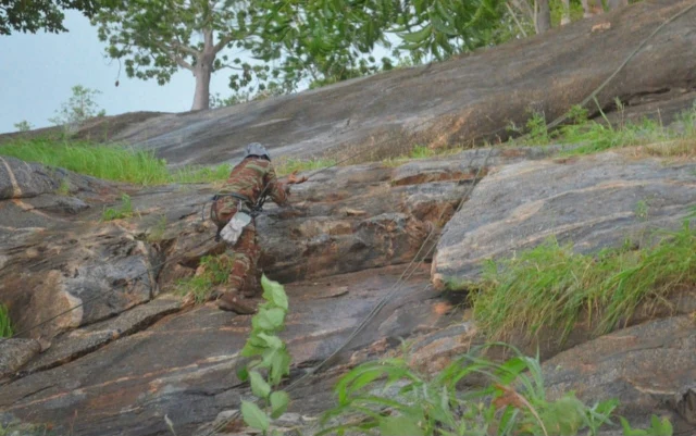 Un militaire de la Garde nationale s'entraîne lors de l'opération Bouclier