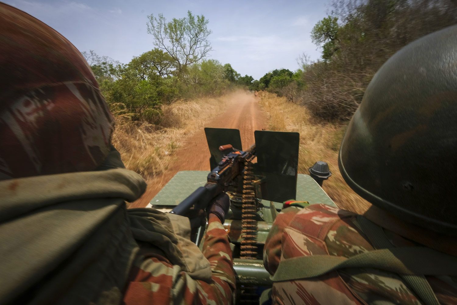 Des militaires béninois en patrouille dans le parc Pendjari près de la frontière avec le Burkina Faso