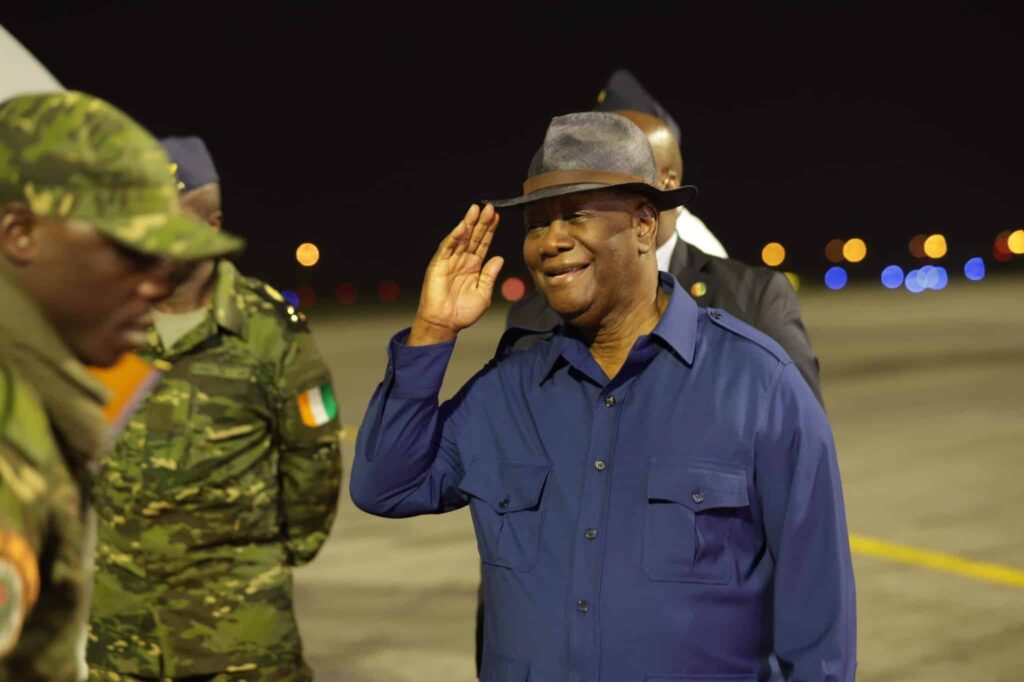Le président ivoirien, Alassane Ouattara et les 49 militaires libérés par le Mali