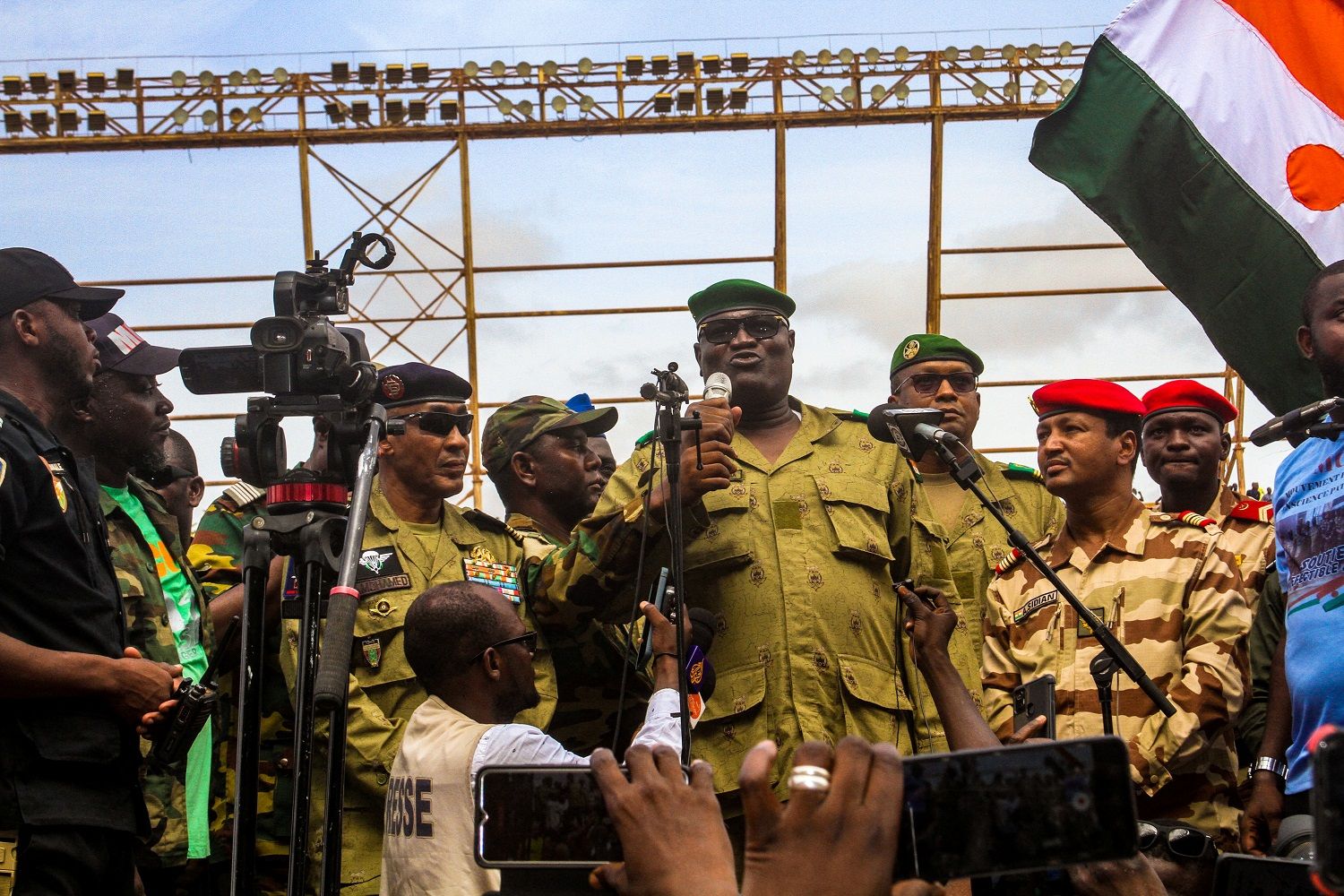 Des militaires nigériens lors d'une manifestation de soutien à la junte militaire en août 2023