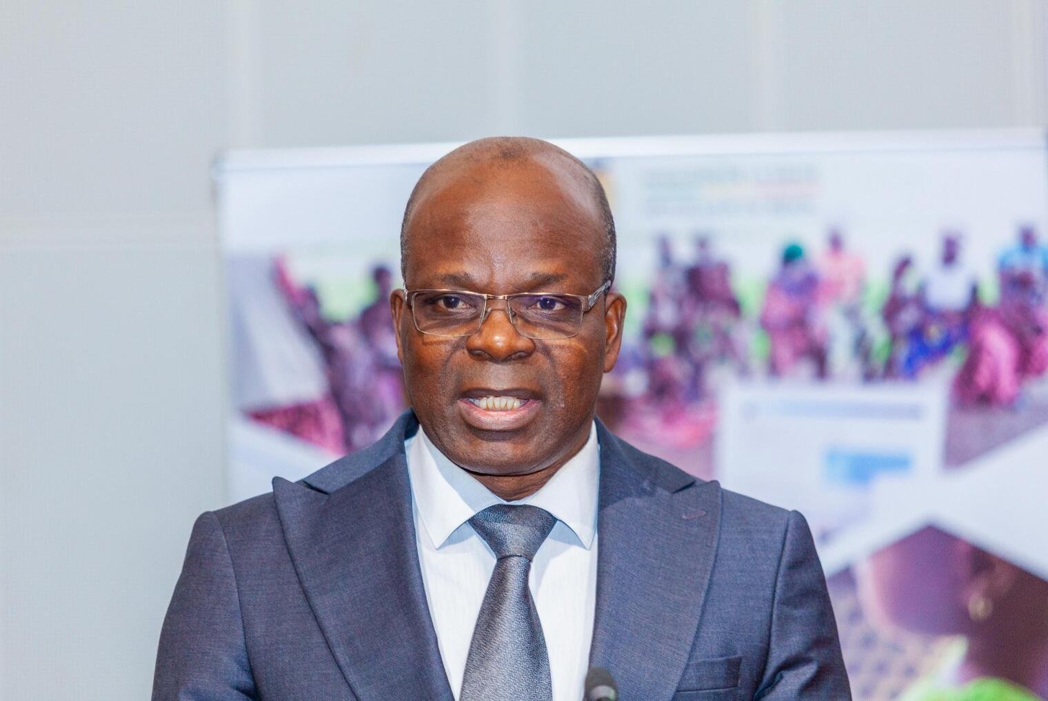 Le ministre de la décentralisation, Raphael Akotègnon